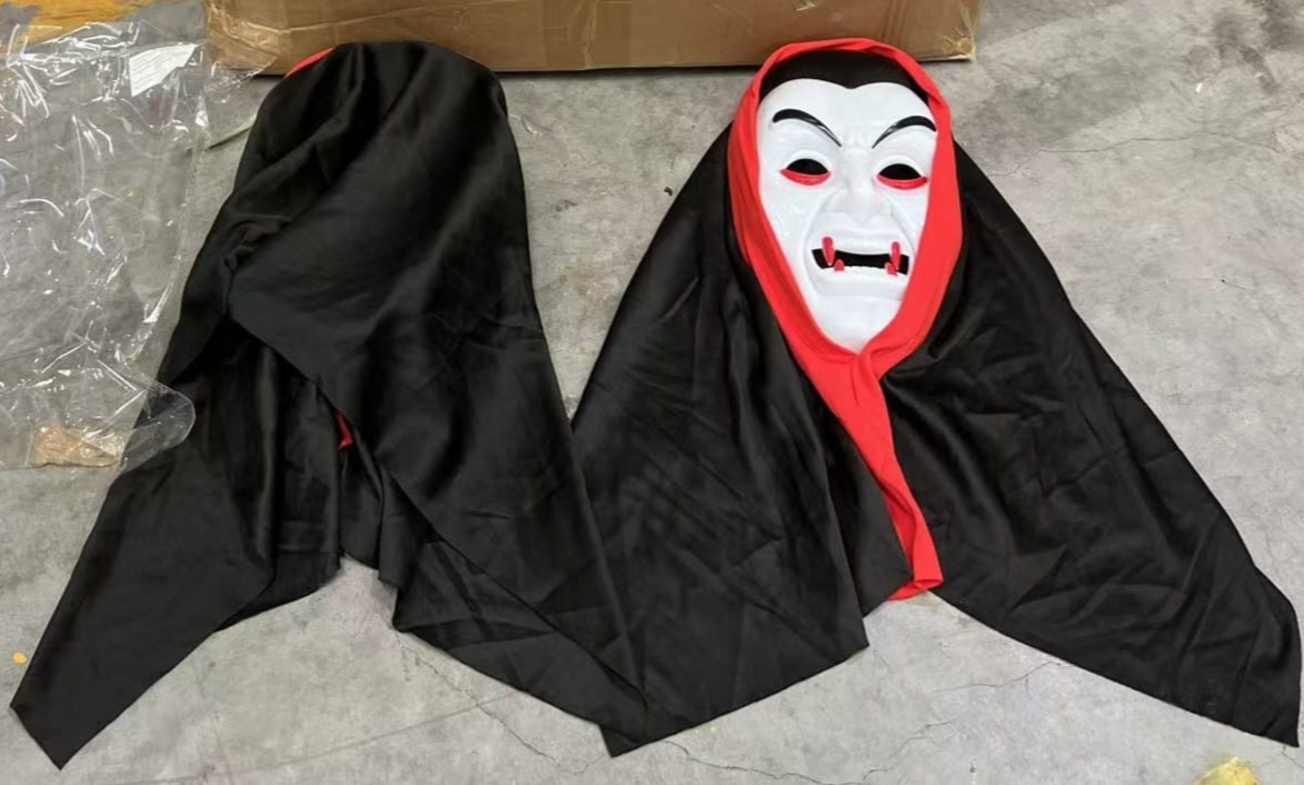 Máscara Vampiro con Capucha Negra y Roja Doble Faz